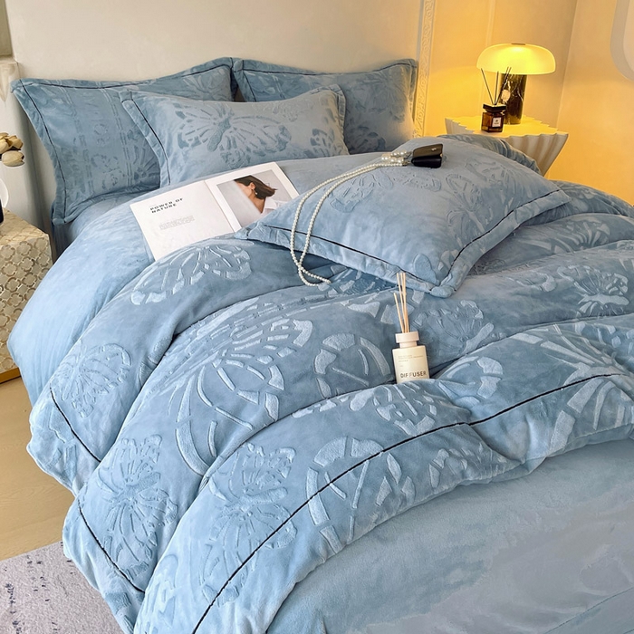 91家纺网 家纺一手货源 找家纺 慕希家纺 2025新款高克重牛奶绒雕花四件套-蝶梦 蝶梦-雾霾蓝