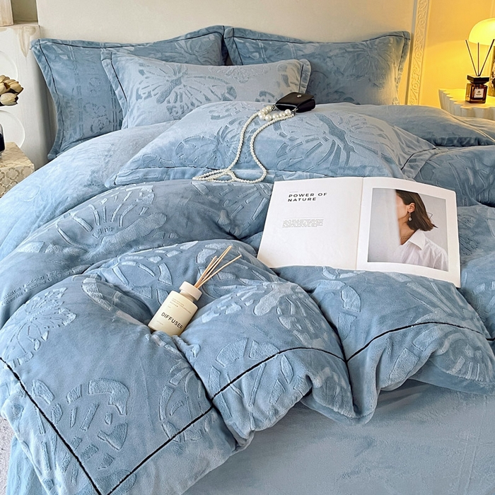 91家纺网 家纺一手货源 找家纺 慕希家纺 2025新款高克重牛奶绒雕花四件套-蝶梦 蝶梦-雾霾蓝