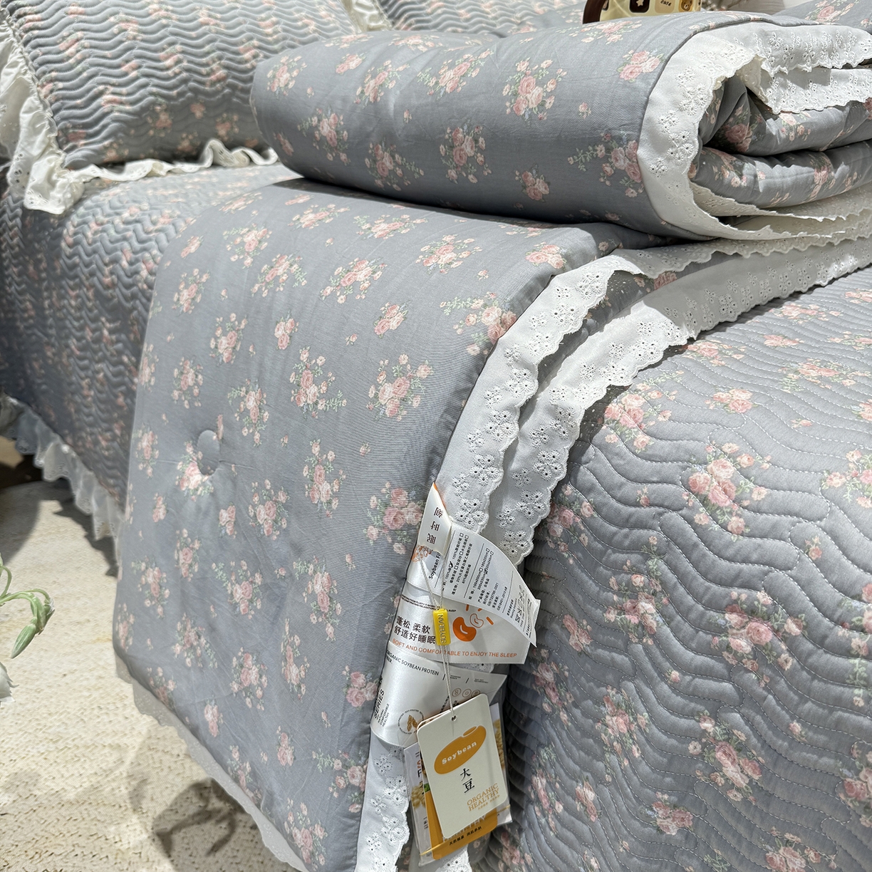 91家纺网 家纺一手货源 找家纺 莱豫家纺 2025新款全棉花边四季被5斤有同款床盖三件套 沫婉