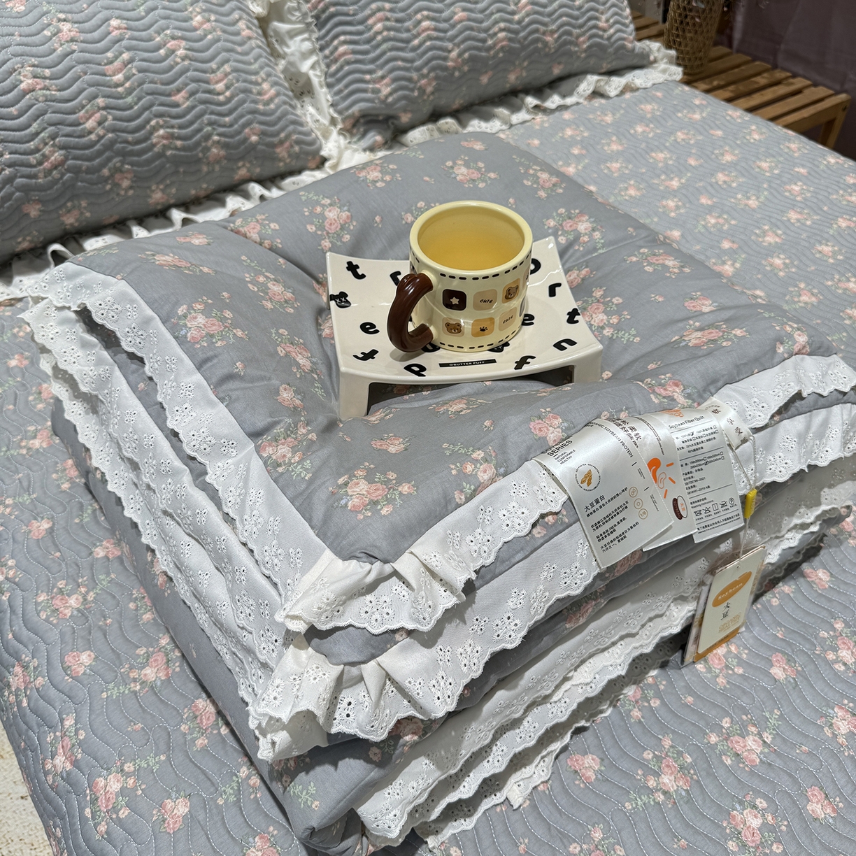 91家纺网 家纺一手货源 找家纺 莱豫家纺 2025新款全棉花边四季被5斤有同款床盖三件套 沫婉