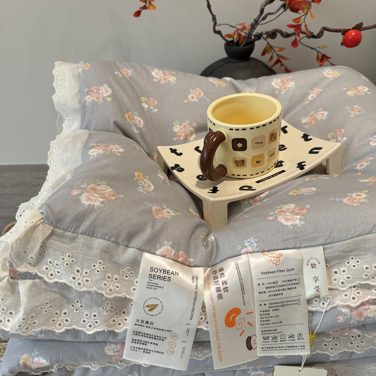 91家纺网 家纺一手货源 找家纺 莱豫家纺 2025新款全棉花边四季被5斤有同款床盖三件套 沐辰花灰