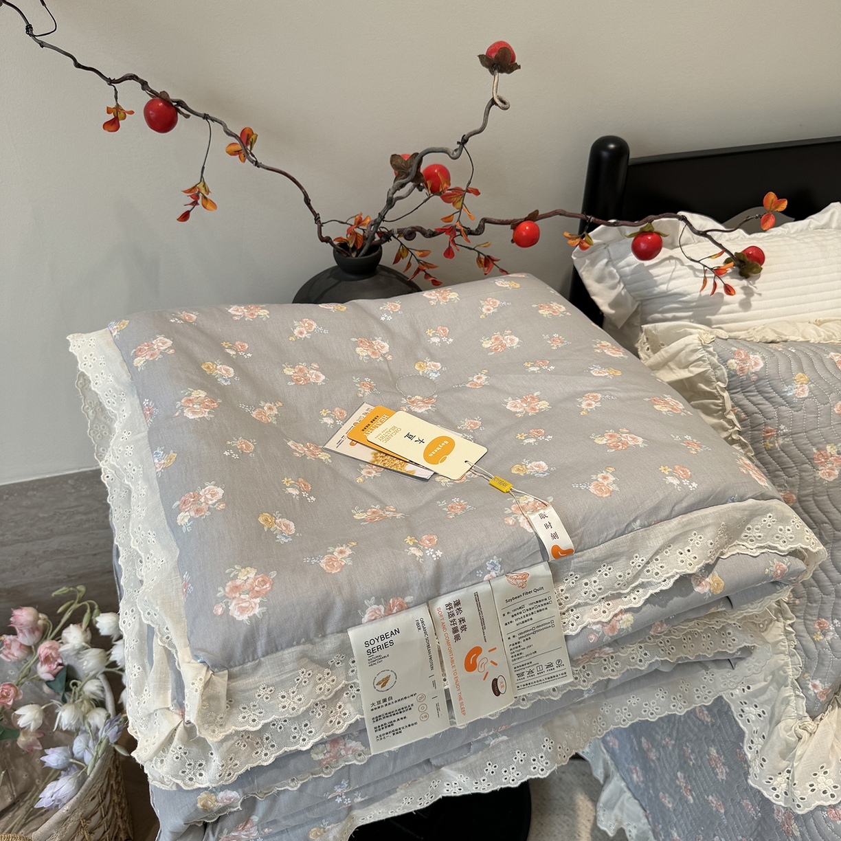 91家纺网 家纺一手货源 找家纺 莱豫家纺 2025新款全棉花边四季被5斤有同款床盖三件套 沐辰花灰