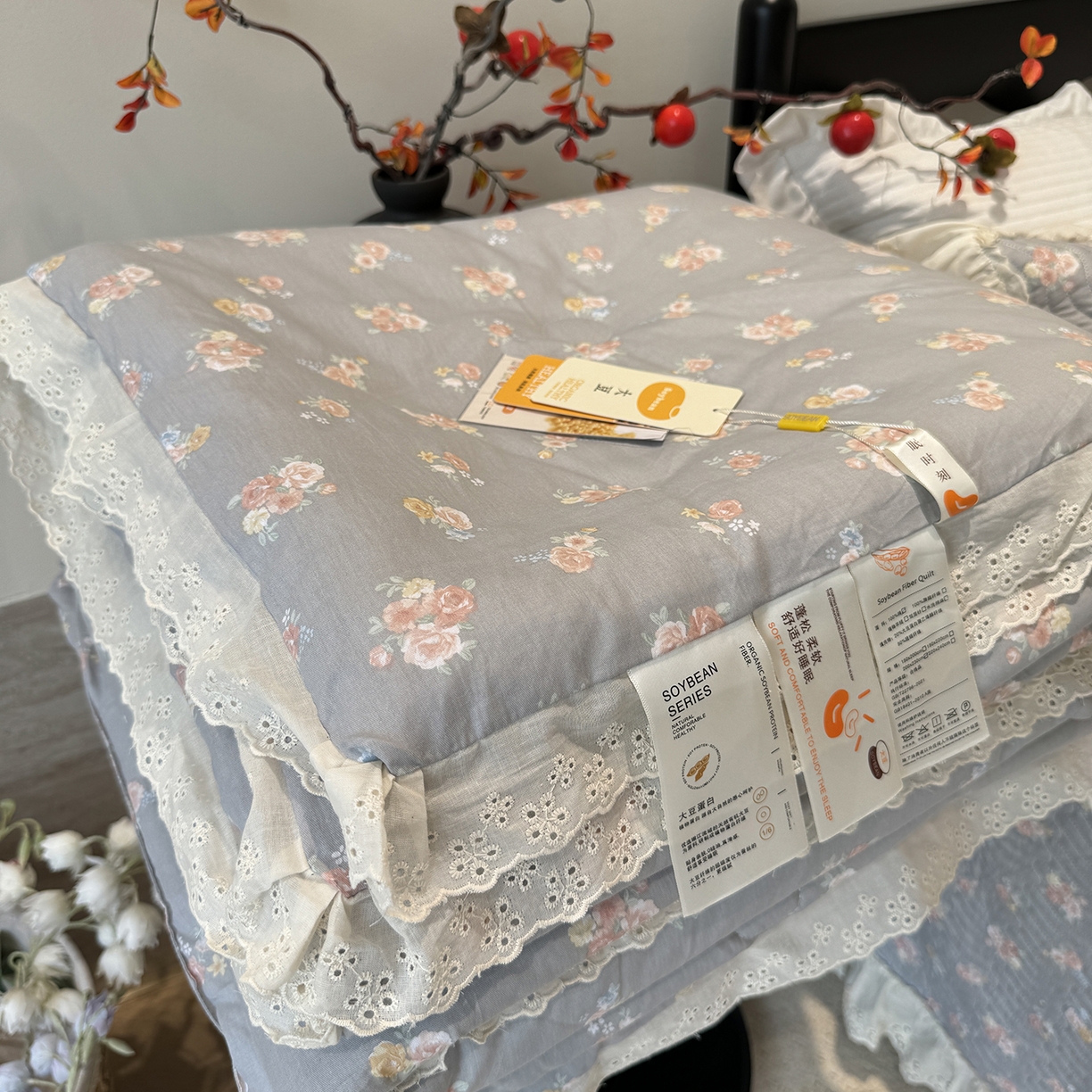 91家纺网 家纺一手货源 找家纺 莱豫家纺 2025新款全棉花边四季被5斤有同款床盖三件套 沐辰花灰