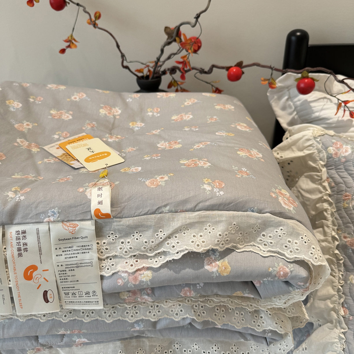 91家纺网 家纺一手货源 找家纺 莱豫家纺 2025新款全棉花边四季被5斤有同款床盖三件套 沐辰花灰