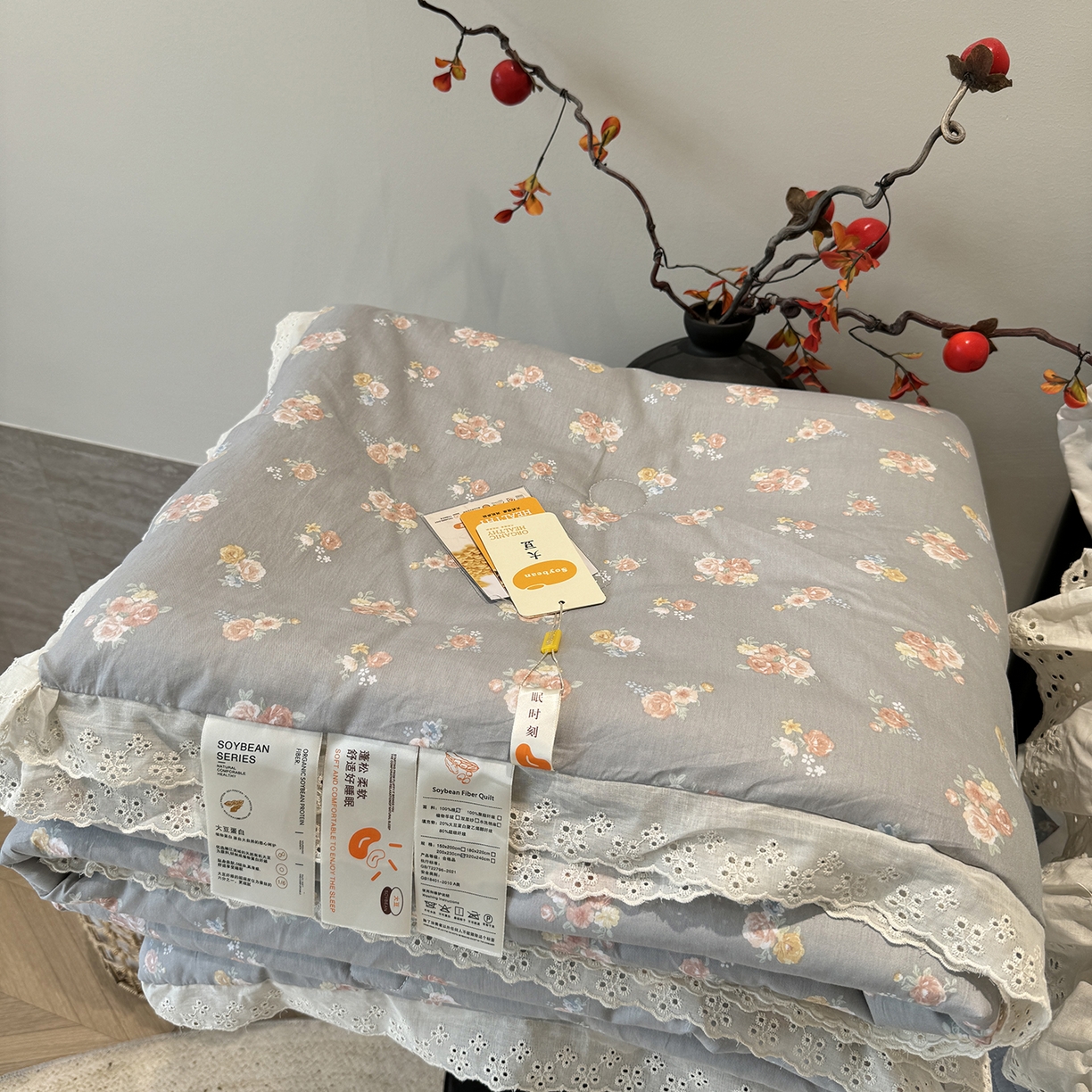 91家纺网 家纺一手货源 找家纺 莱豫家纺 2025新款全棉花边四季被5斤有同款床盖三件套 沐辰花灰