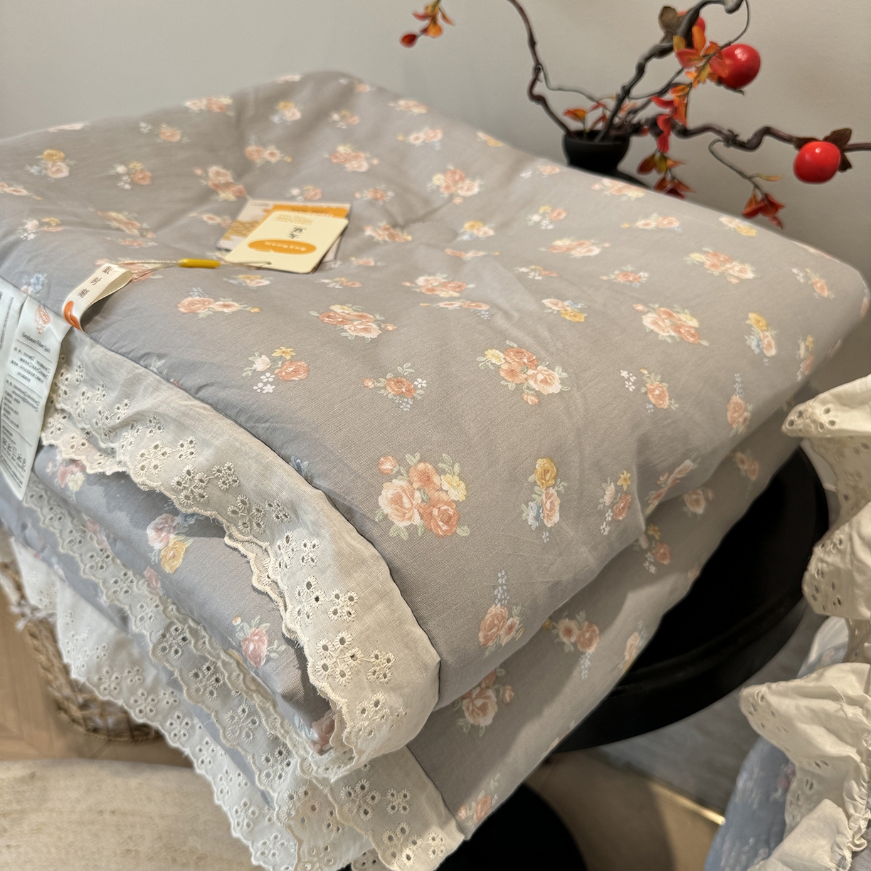 91家纺网 家纺一手货源 找家纺 莱豫家纺 2025新款全棉花边四季被5斤有同款床盖三件套 沐辰花灰