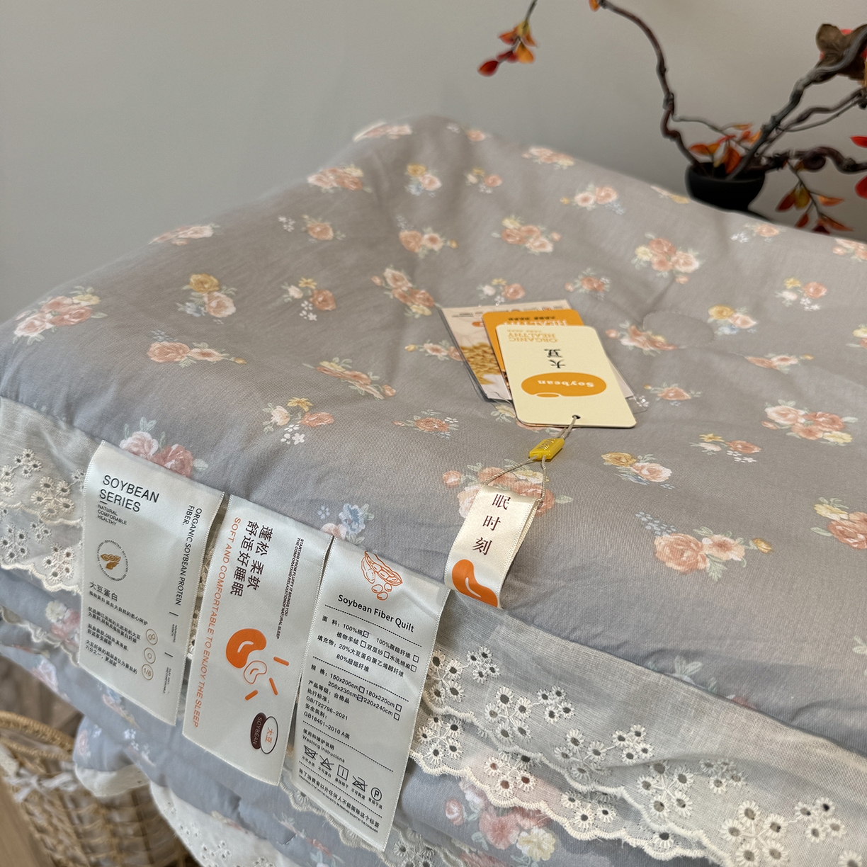 91家纺网 家纺一手货源 找家纺 莱豫家纺 2025新款全棉花边四季被5斤有同款床盖三件套 沐辰花灰