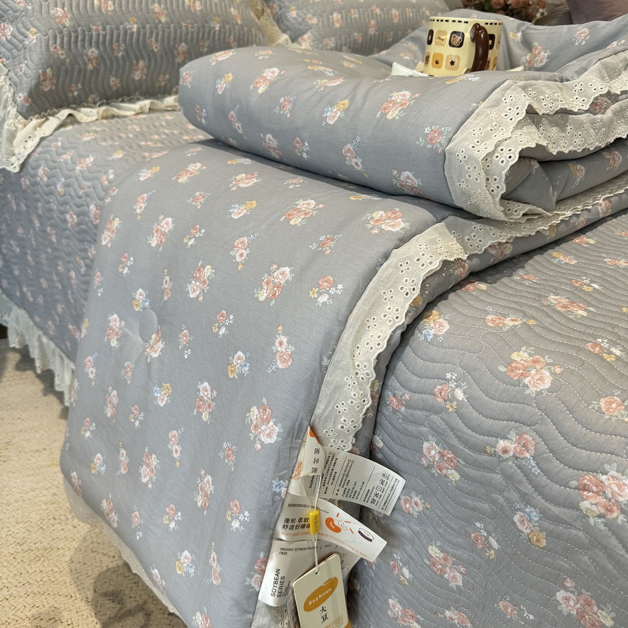 91家纺网 家纺一手货源 找家纺 莱豫家纺 2025新款全棉花边四季被5斤有同款床盖三件套 沐辰花灰