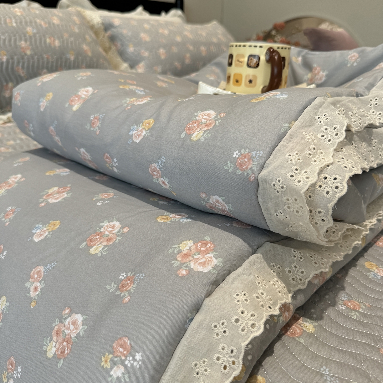 91家纺网 家纺一手货源 找家纺 莱豫家纺 2025新款全棉花边四季被5斤有同款床盖三件套 沐辰花灰