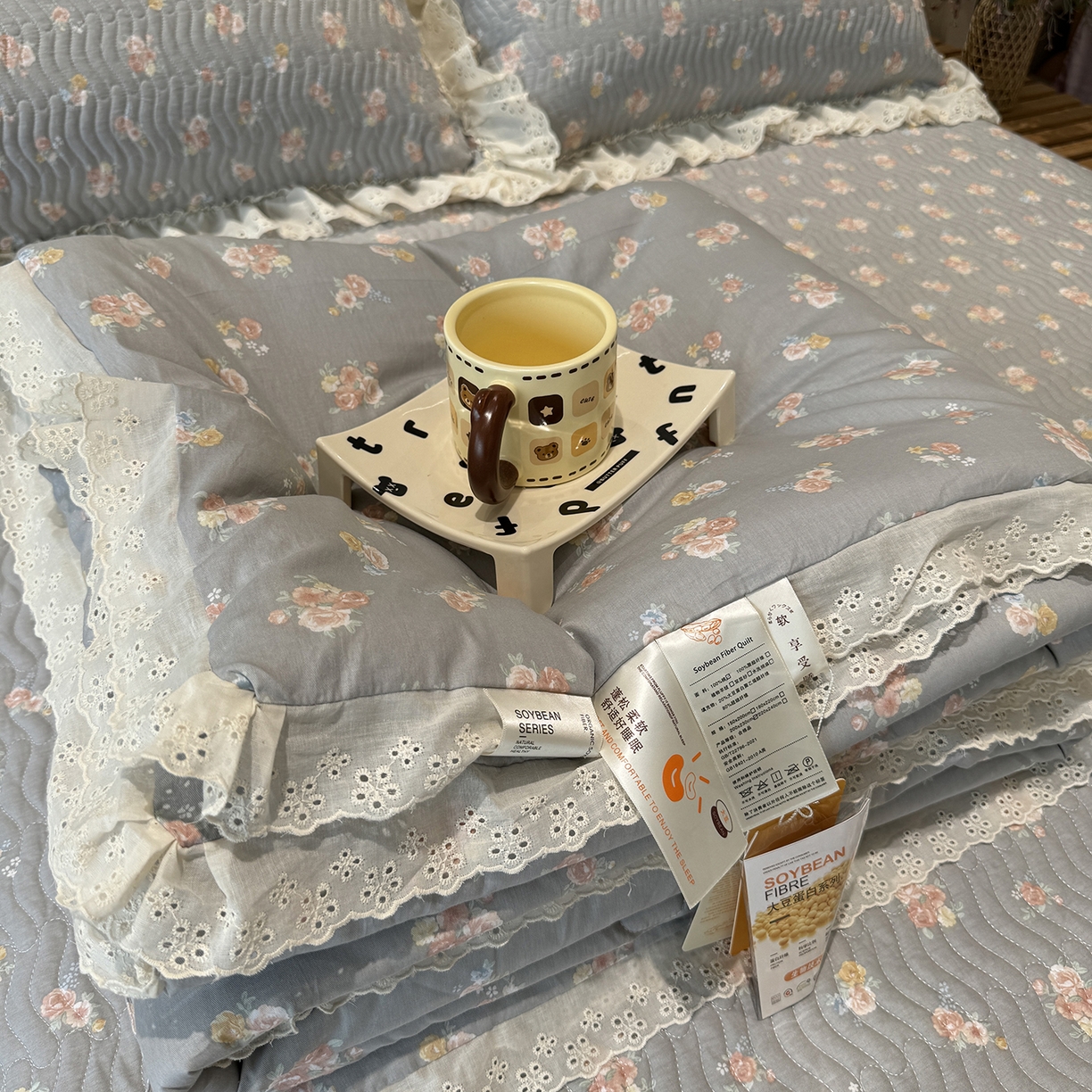 91家纺网 家纺一手货源 找家纺 莱豫家纺 2025新款全棉花边四季被5斤有同款床盖三件套 沐辰花灰