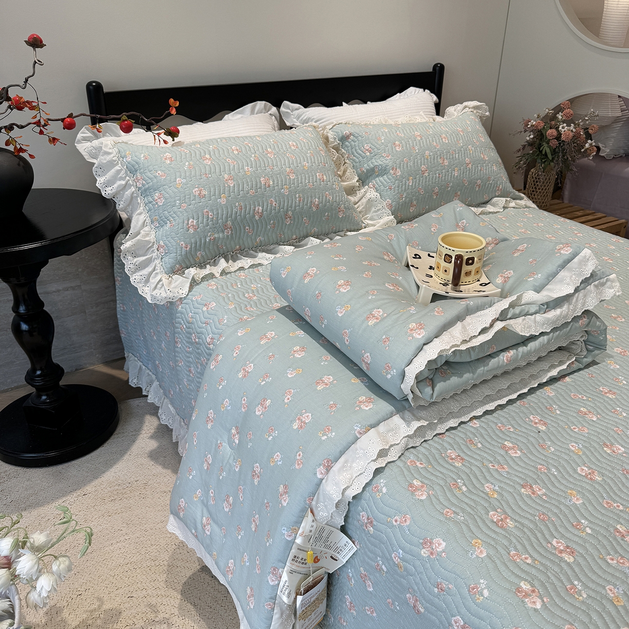 91家纺网 家纺一手货源 找家纺 莱豫家纺 2025新款全棉花边四季被5斤有同款床盖三件套 沐辰花绿