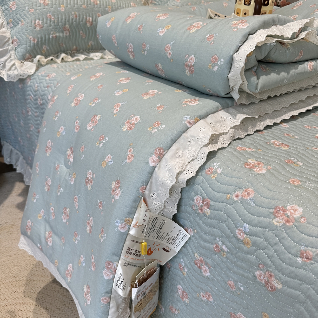 91家纺网 家纺一手货源 找家纺 莱豫家纺 2025新款全棉花边四季被5斤有同款床盖三件套 沐辰花绿