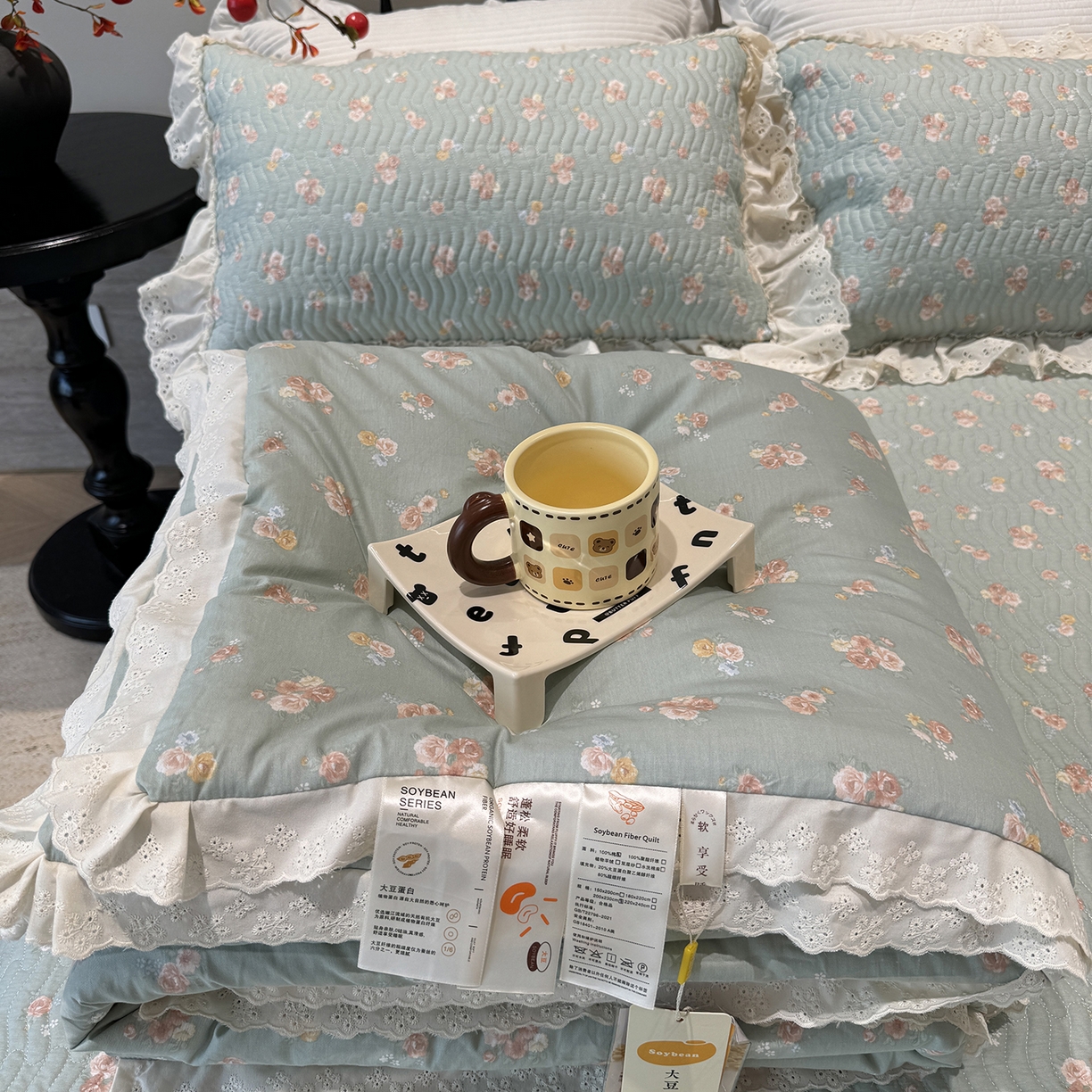 91家纺网 家纺一手货源 找家纺 莱豫家纺 2025新款全棉花边四季被5斤有同款床盖三件套 沐辰花绿