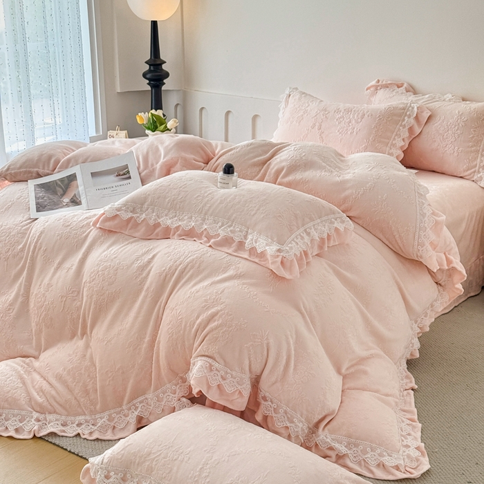 91家纺网 家纺一手货源 找家纺 锦格家纺 2024新款A类高克重牛奶绒四件套苏枚雅【玉粉】