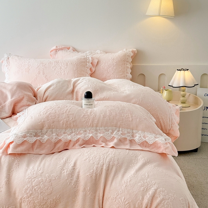 91家纺网 家纺一手货源 找家纺 锦格家纺 2024新款A类高克重牛奶绒四件套苏枚雅【玉粉】