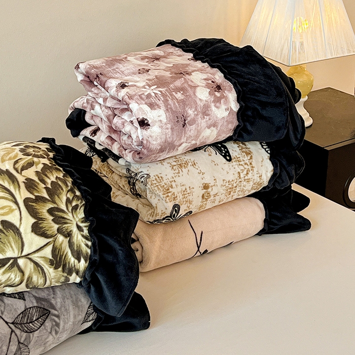 91家纺网 家纺一手货源 找家纺 晨晨家纺 2025新款牛奶绒赫本风夹棉床盖三件套 组合图