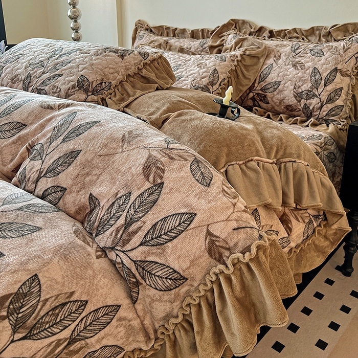 91家纺网 家纺一手货源 找家纺 晨晨家纺 2025新款牛奶绒赫本风夹棉床盖三件套 知叶-咖