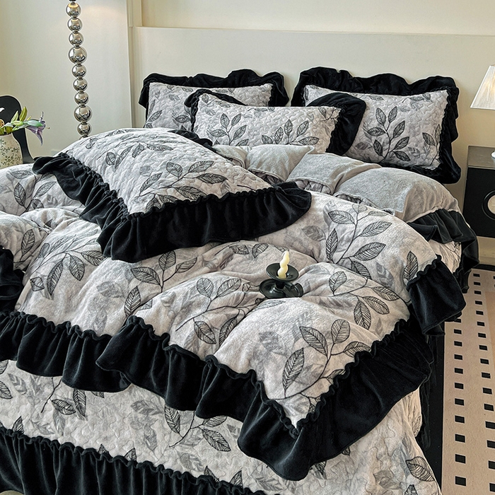 91家纺网 家纺一手货源 找家纺 晨晨家纺 2025新款牛奶绒赫本风夹棉床盖三件套 知叶-灰