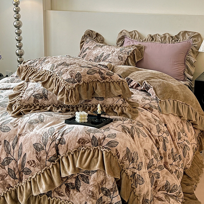 91家纺网 家纺一手货源 找家纺 晨晨家纺 2025新款牛奶绒赫本风夹棉床盖三件套 知叶-咖