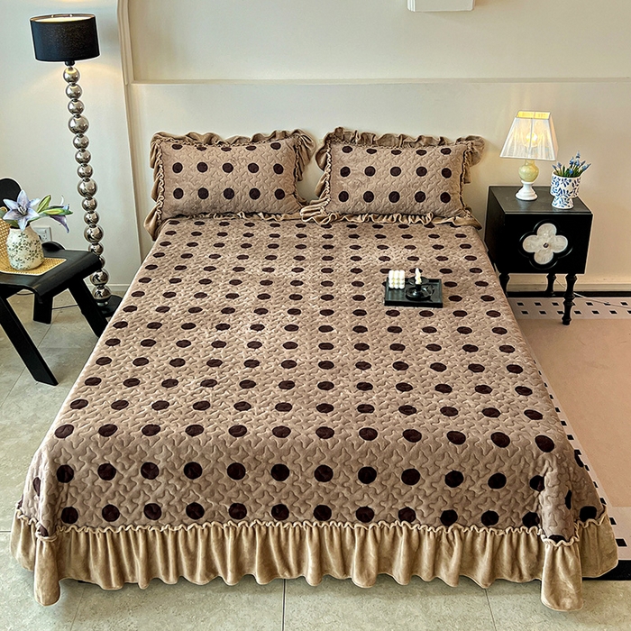 91家纺网 家纺一手货源 找家纺 晨晨家纺 2025新款牛奶绒赫本风夹棉床盖三件套 圈点-咖