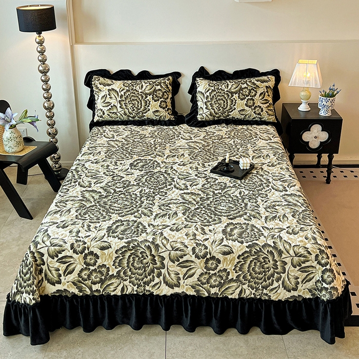 91家纺网 家纺一手货源 找家纺 晨晨家纺 2025新款牛奶绒赫本风夹棉床盖三件套 花海-绿