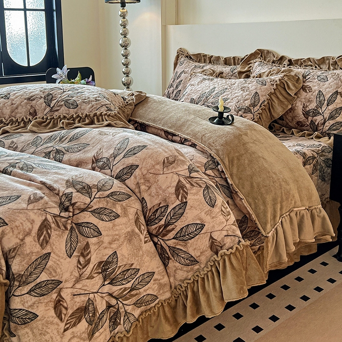 91家纺网 家纺一手货源 找家纺 晨晨家纺 2025新款牛奶绒赫本风夹棉床盖三件套 知叶-咖