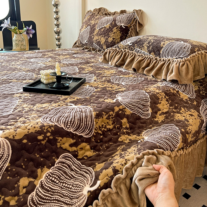 91家纺网 家纺一手货源 找家纺 晨晨家纺 2025新款牛奶绒赫本风夹棉床盖三件套 南瓜-咖