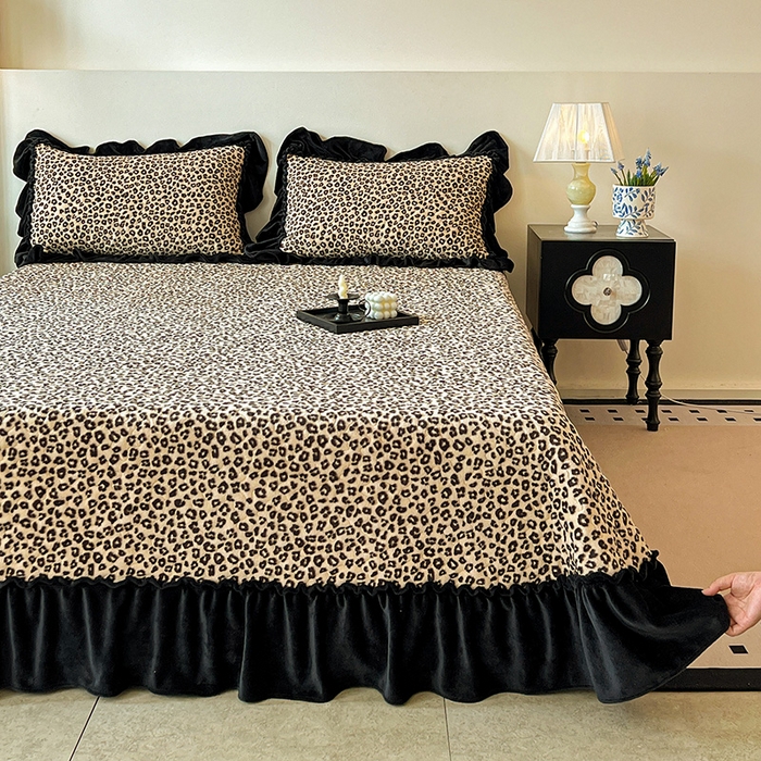 91家纺网 家纺一手货源 找家纺 晨晨家纺 2025新款牛奶绒赫本风夹棉床盖三件套 豹纹-陀