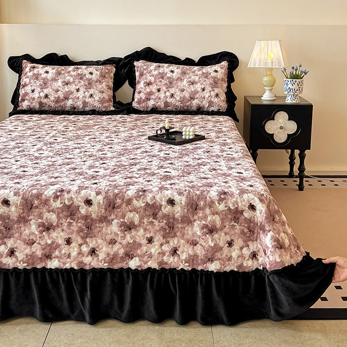 91家纺网 家纺一手货源 找家纺 晨晨家纺 2025新款牛奶绒赫本风夹棉床盖三件套 樱花-粉