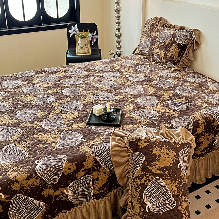 91家纺网 家纺一手货源 找家纺 晨晨家纺 2025新款牛奶绒赫本风夹棉床盖三件套 南瓜-咖