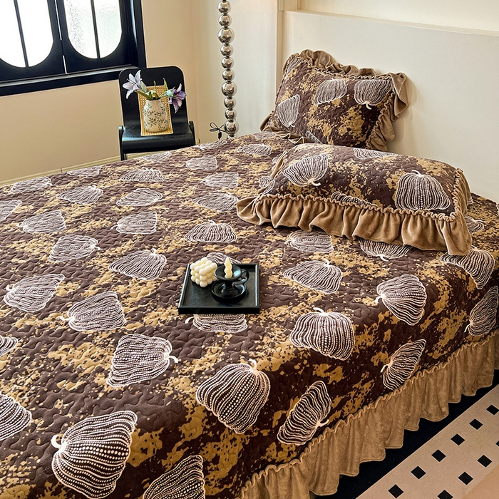 91家纺网 家纺一手货源 找家纺 晨晨家纺 2025新款牛奶绒赫本风夹棉床盖三件套 南瓜-咖