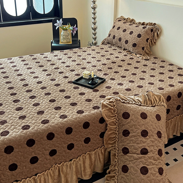 91家纺网 家纺一手货源 找家纺 晨晨家纺 2025新款牛奶绒赫本风夹棉床盖三件套 圈点-咖