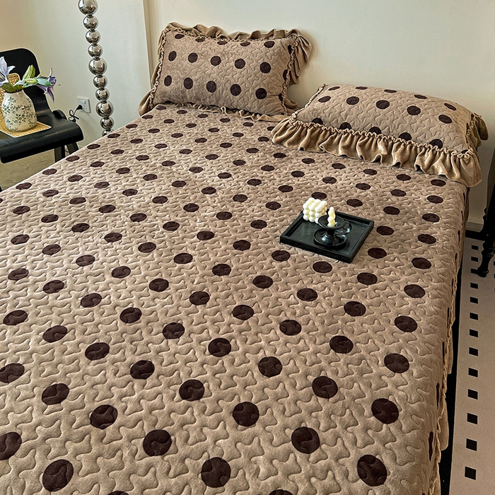 91家纺网 家纺一手货源 找家纺 晨晨家纺 2025新款牛奶绒赫本风夹棉床盖三件套 圈点-咖