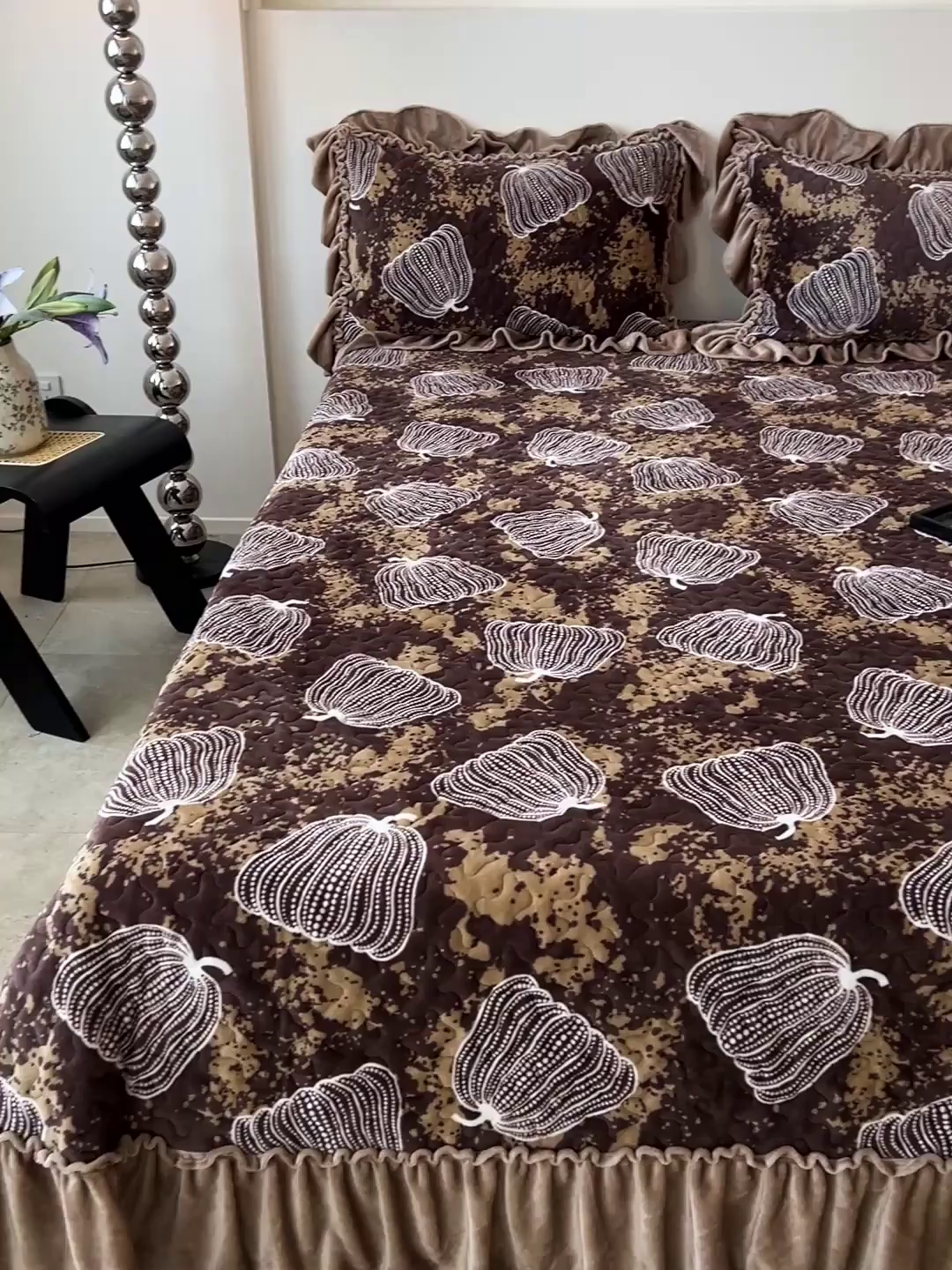 91家纺网 家纺一手货源 找家纺 晨晨家纺 2025新款牛奶绒赫本风夹棉床盖三件套 南瓜-咖