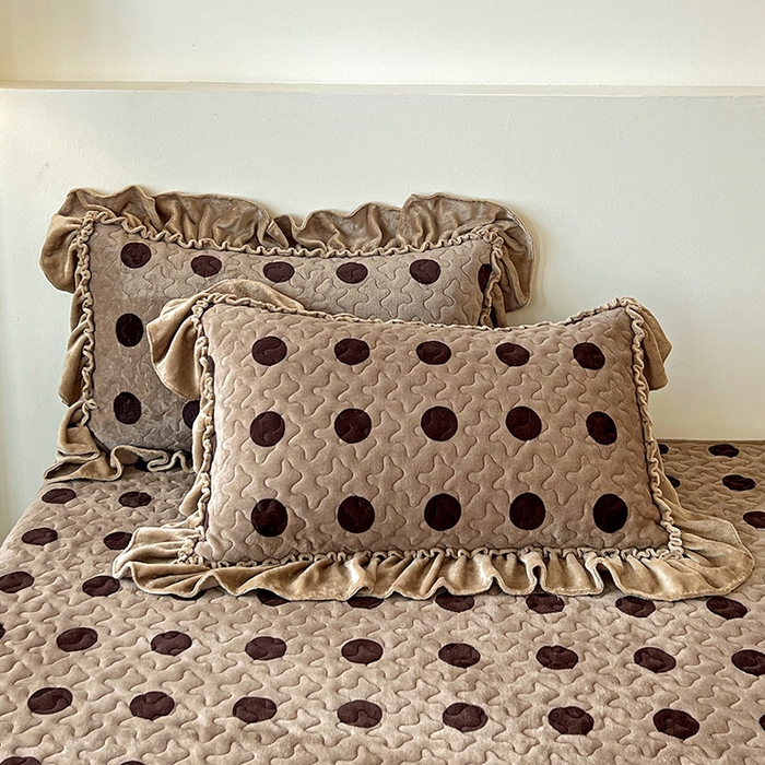 91家纺网 家纺一手货源 找家纺 晨晨家纺 2025新款牛奶绒赫本风夹棉床盖四件套 圈点-咖