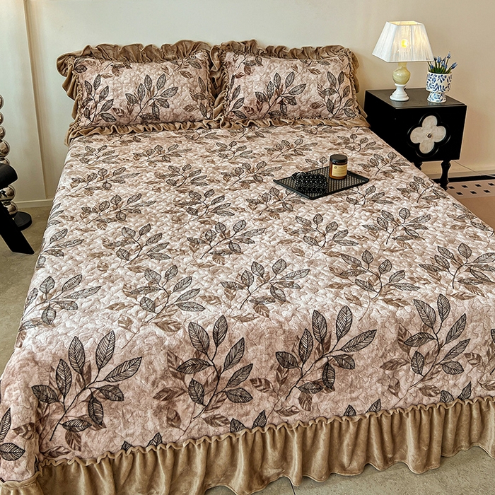 91家纺网 家纺一手货源 找家纺 晨晨家纺 2025新款牛奶绒赫本风夹棉床盖四件套 知叶-咖