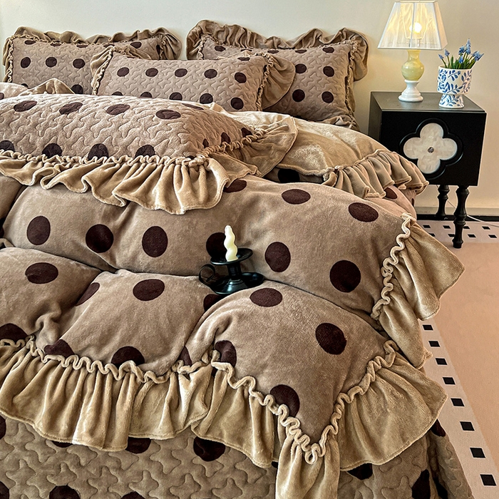 91家纺网 家纺一手货源 找家纺 晨晨家纺 2025新款牛奶绒赫本风夹棉床盖四件套 圈点-咖