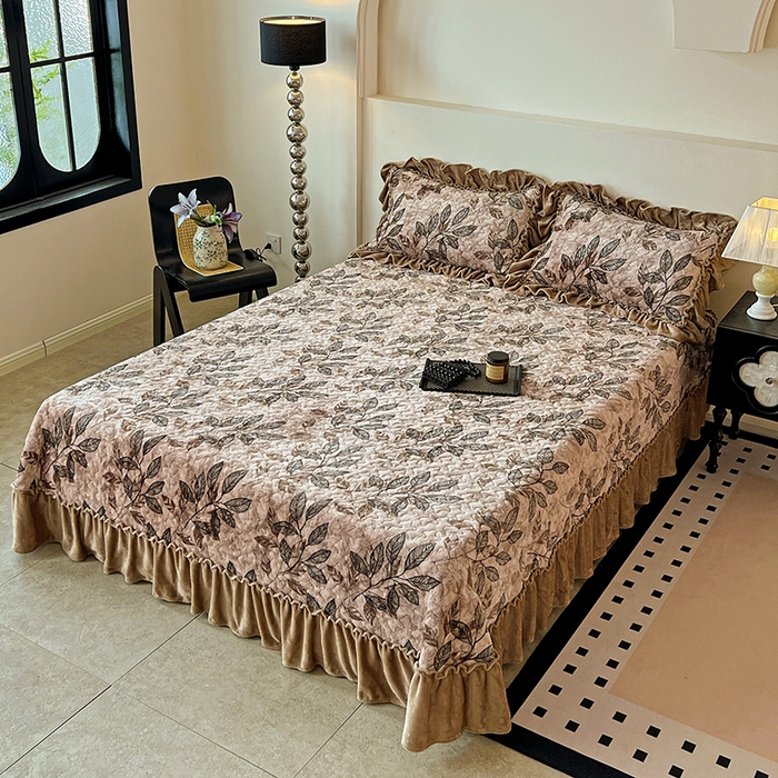 91家纺网 家纺一手货源 找家纺 晨晨家纺 2025新款牛奶绒赫本风夹棉床盖四件套 知叶-咖