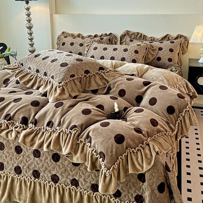 91家纺网 家纺一手货源 找家纺 晨晨家纺 2025新款牛奶绒赫本风夹棉床盖四件套 圈点-咖