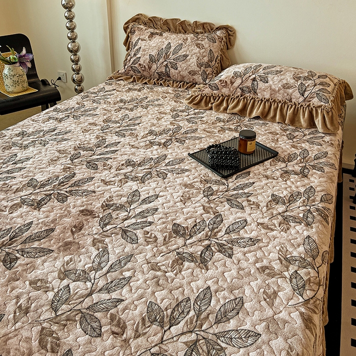 91家纺网 家纺一手货源 找家纺 晨晨家纺 2025新款牛奶绒赫本风夹棉床盖四件套 知叶-咖