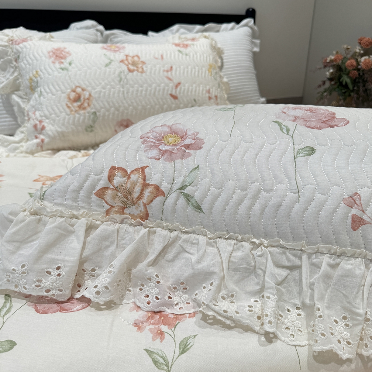 91家纺网 家纺一手货源 找家纺 莱豫家纺 2025新款全棉花边四季被5斤有同款床盖三件套 清幽粉