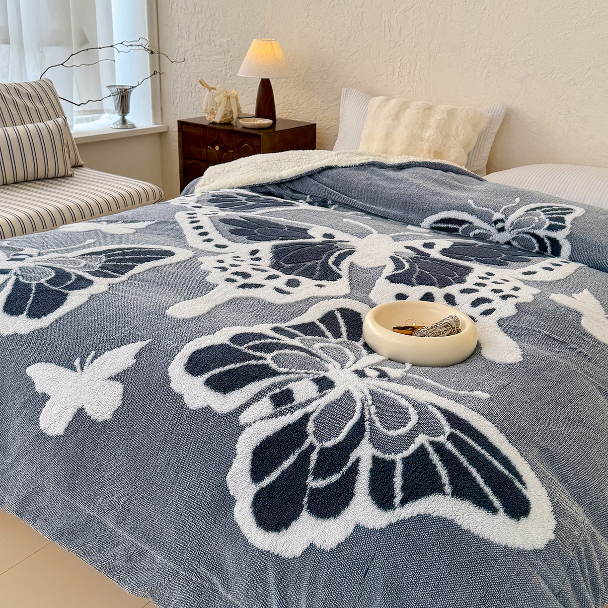 91家纺网 家纺一手货源 找家纺 枋梢家纺 2025新款5D立体浮雕森系蝴蝶阳离子提花塔芙绒羊羔绒 加厚保暖盖毯 居家午睡保暖毯 牛仔蓝