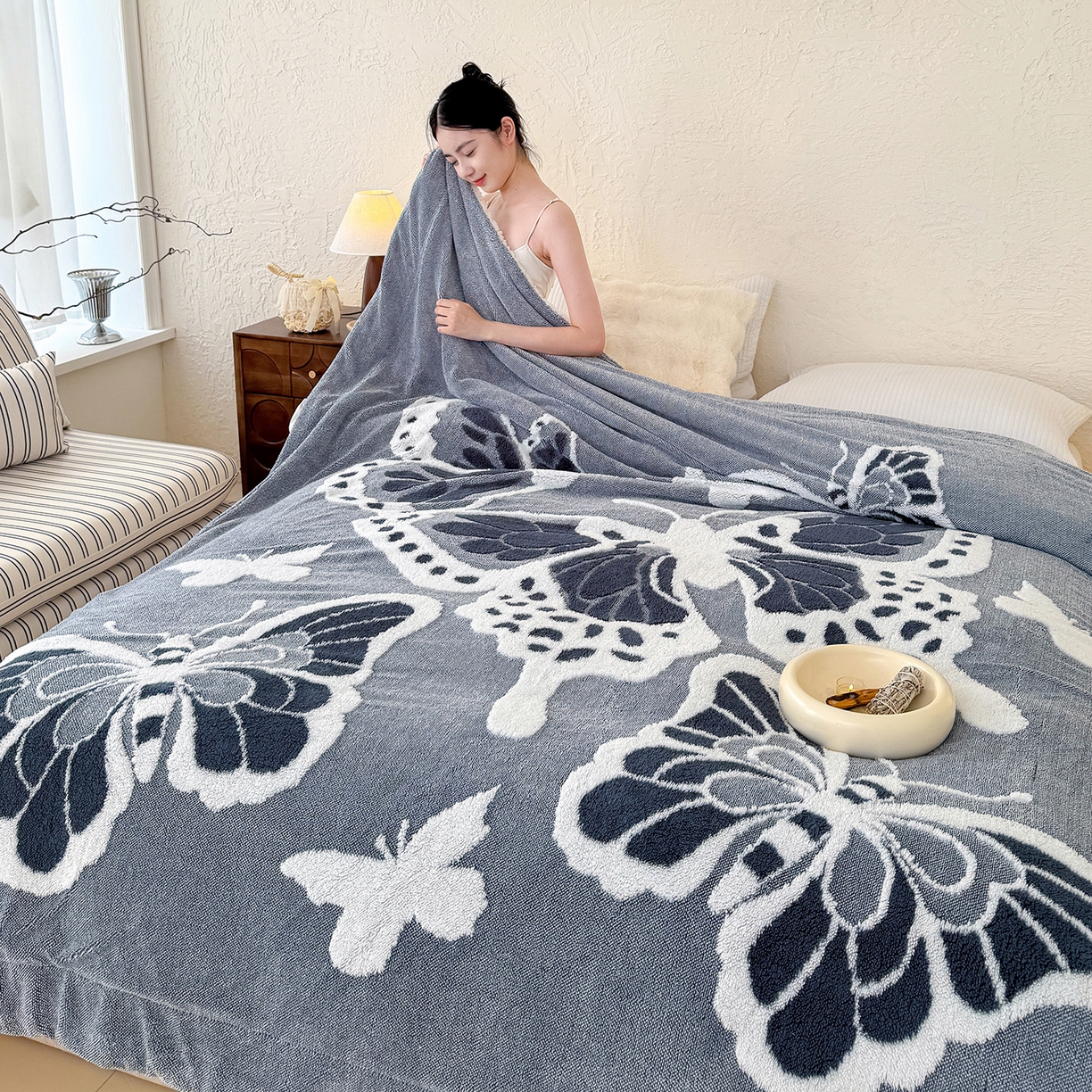 91家纺网 家纺一手货源 找家纺 枋梢家纺 2025新款5D立体浮雕森系蝴蝶阳离子提花塔芙绒羊羔绒 加厚保暖盖毯 居家午睡保暖毯 牛仔蓝