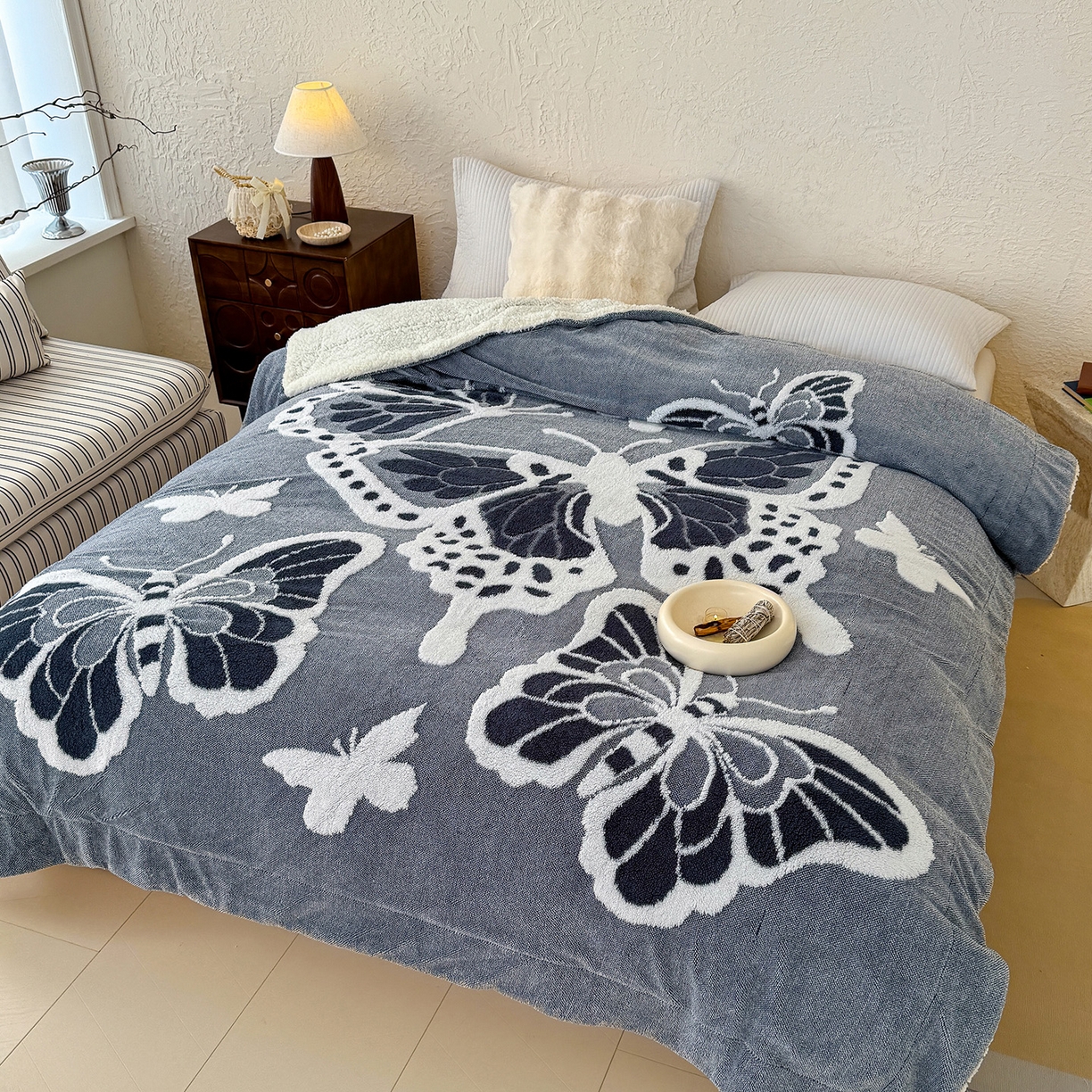 91家纺网 家纺一手货源 找家纺 枋梢家纺 2025新款5D立体浮雕森系蝴蝶阳离子提花塔芙绒羊羔绒 加厚保暖盖毯 居家午睡保暖毯 牛仔蓝