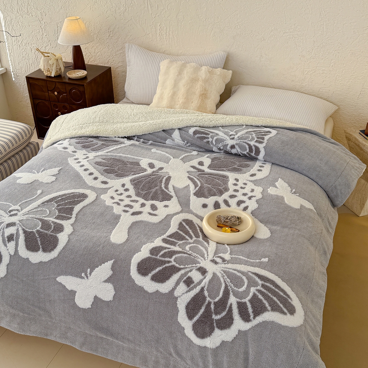 91家纺网 家纺一手货源 找家纺 枋梢家纺 2025新款5D立体浮雕森系蝴蝶阳离子提花塔芙绒羊羔绒 加厚保暖盖毯 居家午睡保暖毯 云雾灰