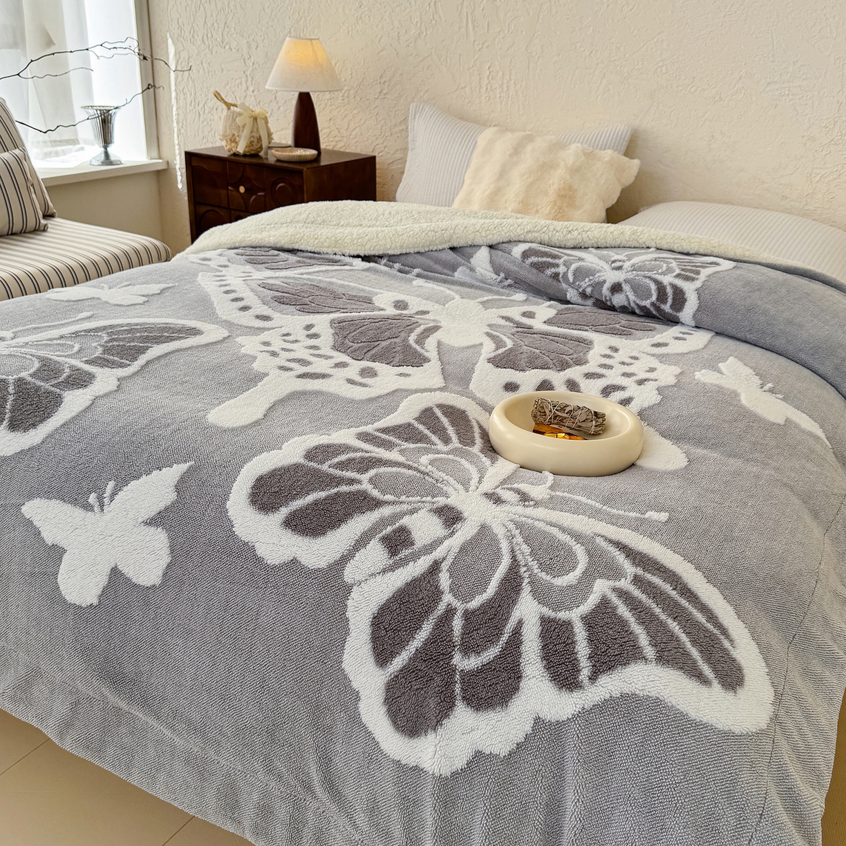 91家纺网 家纺一手货源 找家纺 枋梢家纺 2025新款5D立体浮雕森系蝴蝶阳离子提花塔芙绒羊羔绒 加厚保暖盖毯 居家午睡保暖毯 云雾灰