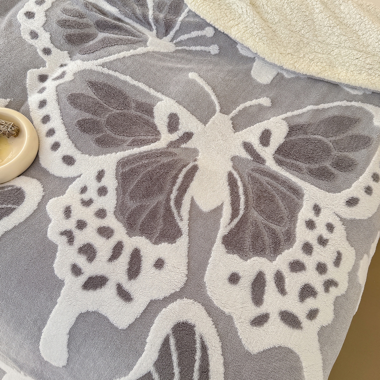 91家纺网 家纺一手货源 找家纺 枋梢家纺 2025新款5D立体浮雕森系蝴蝶阳离子提花塔芙绒羊羔绒 加厚保暖盖毯 居家午睡保暖毯 云雾灰