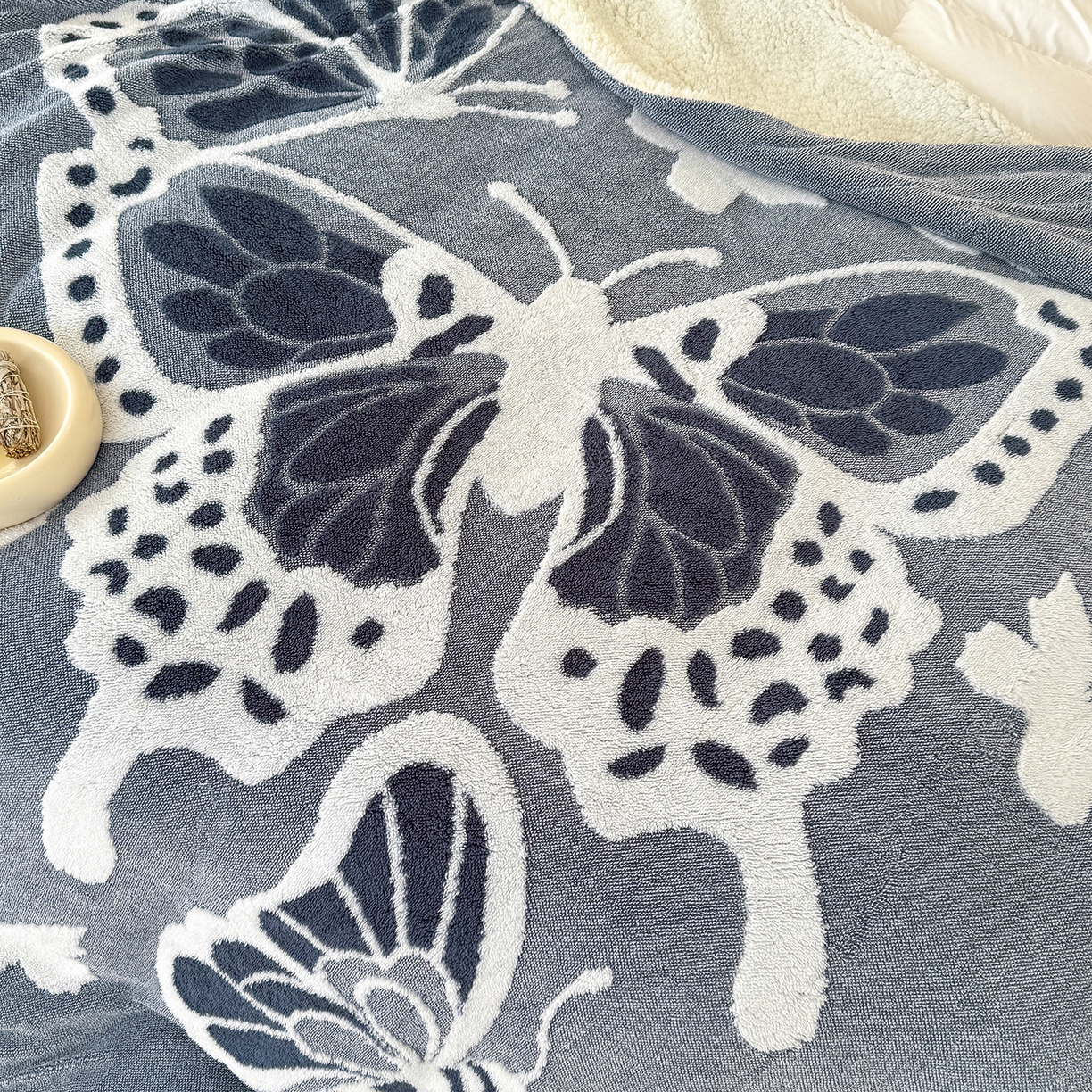 91家纺网 家纺一手货源 找家纺 枋梢家纺 2025新款5D立体浮雕森系蝴蝶阳离子提花塔芙绒羊羔绒 加厚保暖盖毯 居家午睡保暖毯 牛仔蓝