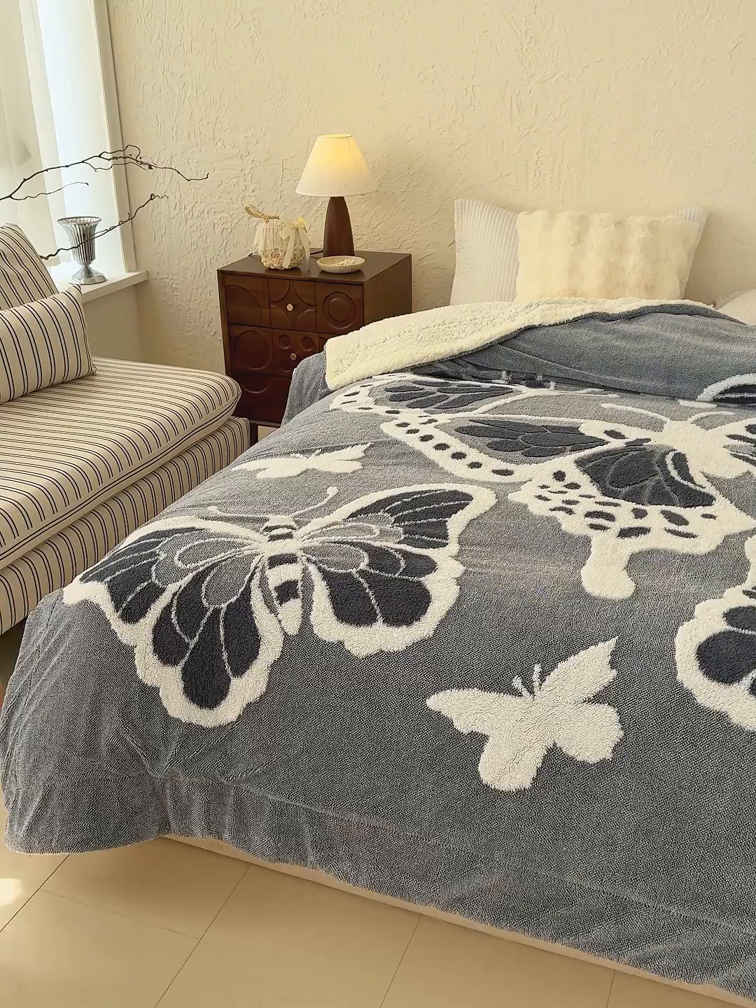 91家纺网 家纺一手货源 找家纺 枋梢家纺 2025新款5D立体浮雕森系蝴蝶阳离子提花塔芙绒羊羔绒 加厚保暖盖毯 居家午睡保暖毯 牛仔蓝