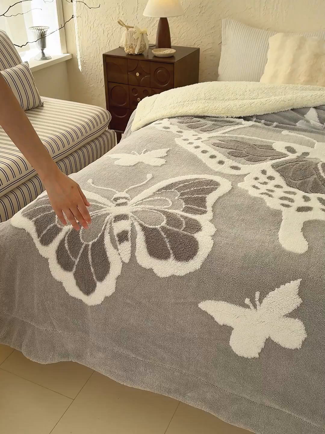 91家纺网 家纺一手货源 找家纺 枋梢家纺 2025新款5D立体浮雕森系蝴蝶阳离子提花塔芙绒羊羔绒 加厚保暖盖毯 居家午睡保暖毯 云雾灰